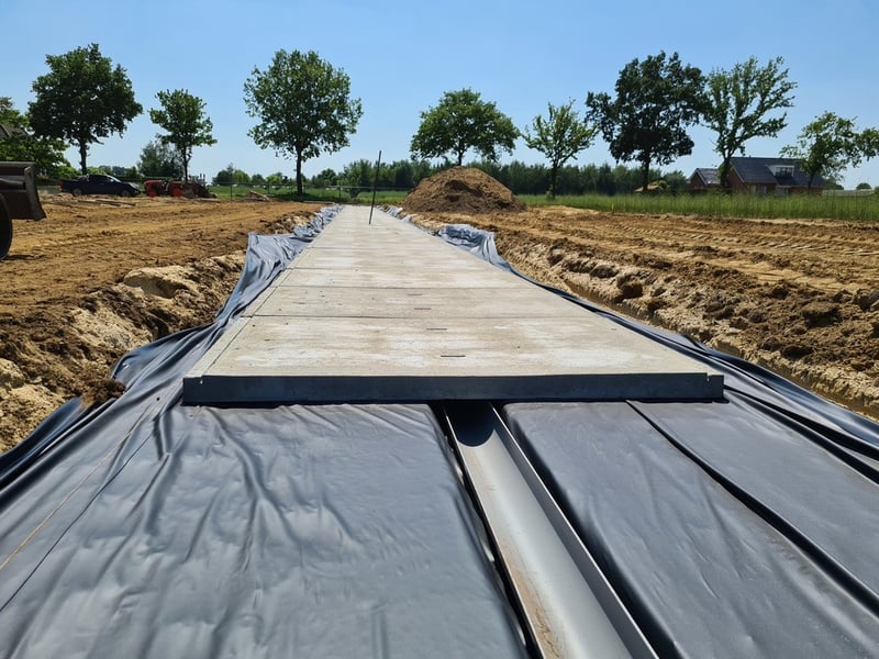 Duurzame paden rondom aardbeien-containerveld