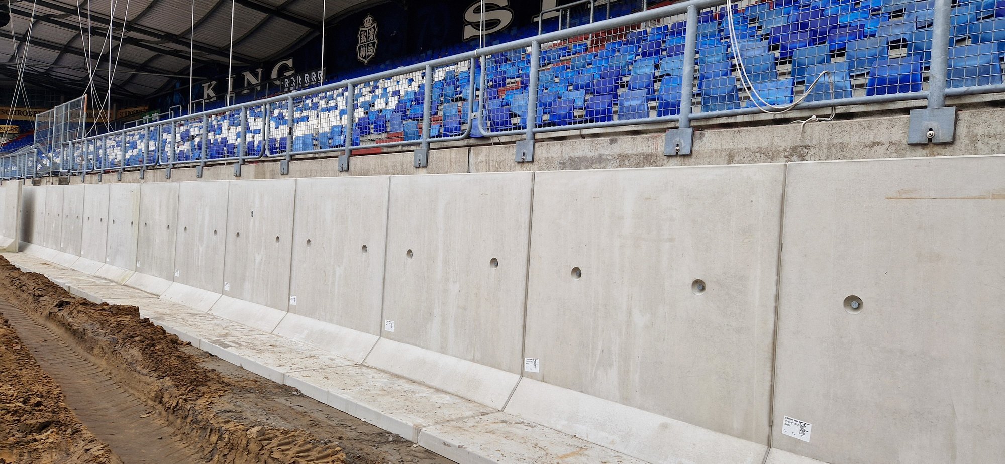 Keerwanden Kemper bij stadion Willem II